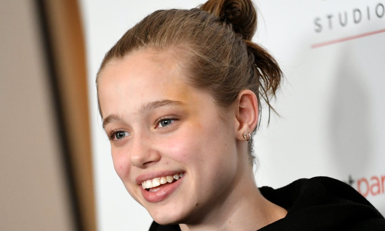 Shiloh Jolie-Pitt sorprende rapada y con minifalda