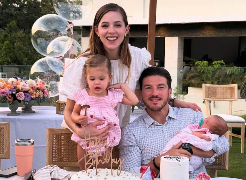 Mariana Rodríguez, su esposo Samuel Garcia, y sus hijas Isabel y Mariel / Foto: Instagram @marianardzcantu