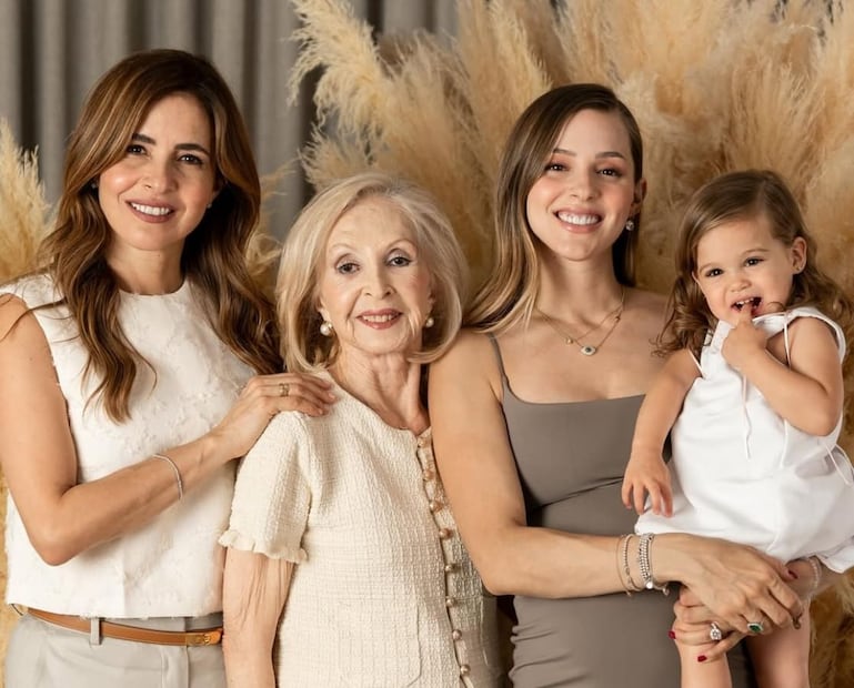 Mariana Rodríguez con su mamá, su abuelita y su hija / Foto: Instagram