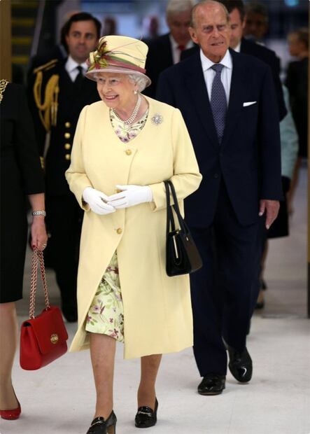 Mano de la reina Isabel II provoca alarmas sobre su estado de salud