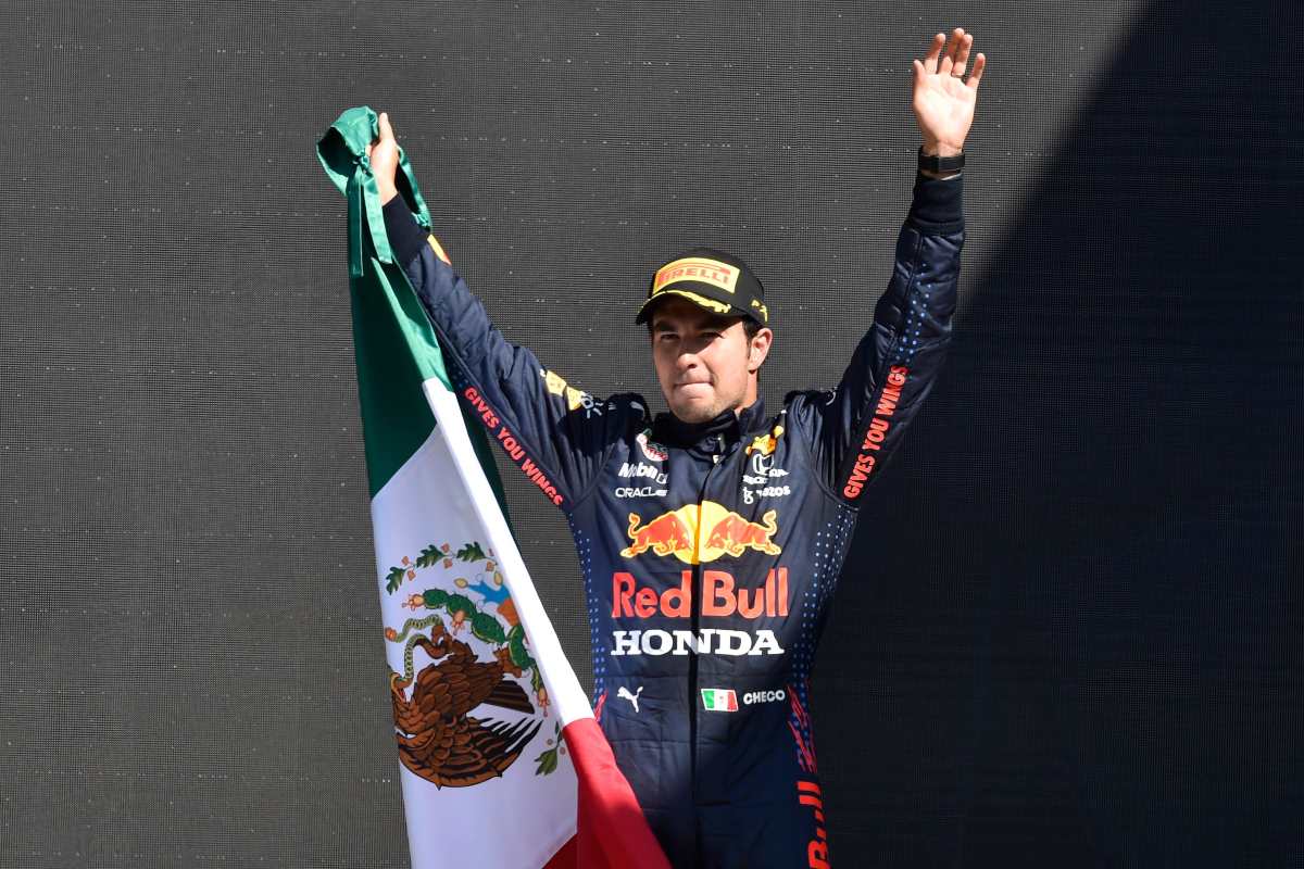"Checo" Pérez alcanza el tercer lugar del Gran Premio de México; Carlos Slim Domit le entrega el trofeo 
