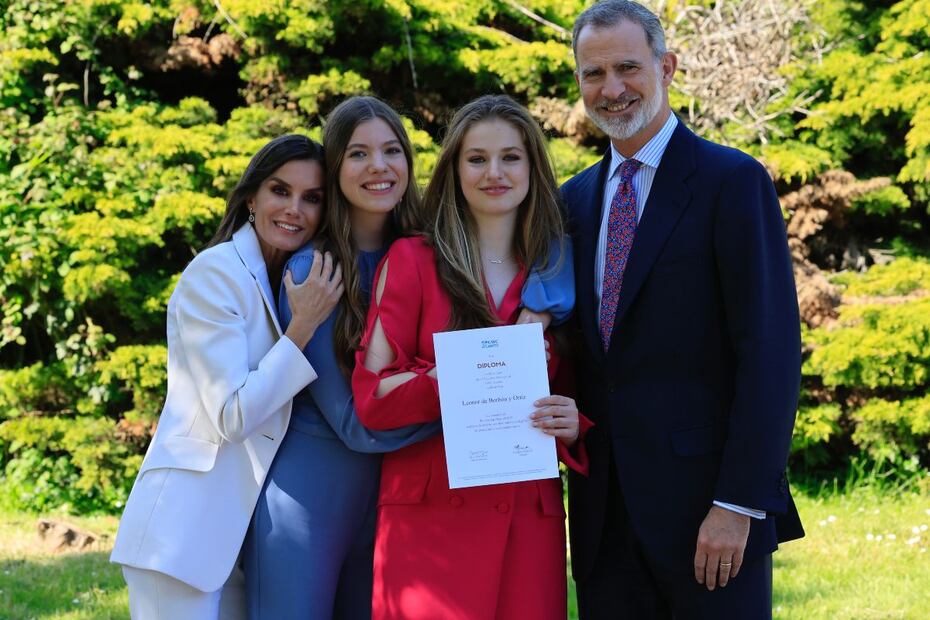 Los reyes Felipe y Letizia posan con la princesa Leonor y la infanta Sofía en la graduación de la heredera al trono / EFE
