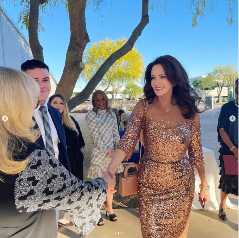 Lynda Carter, 'la Mujer Maravilla', de 70 años, increíblemente sexy en un mini vestido dorado