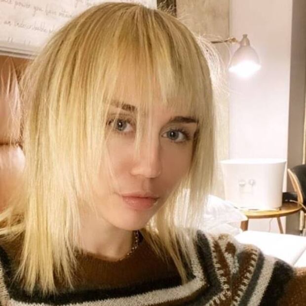 Miley Cyrus cambia de look ¡y ahora luce más punk! 