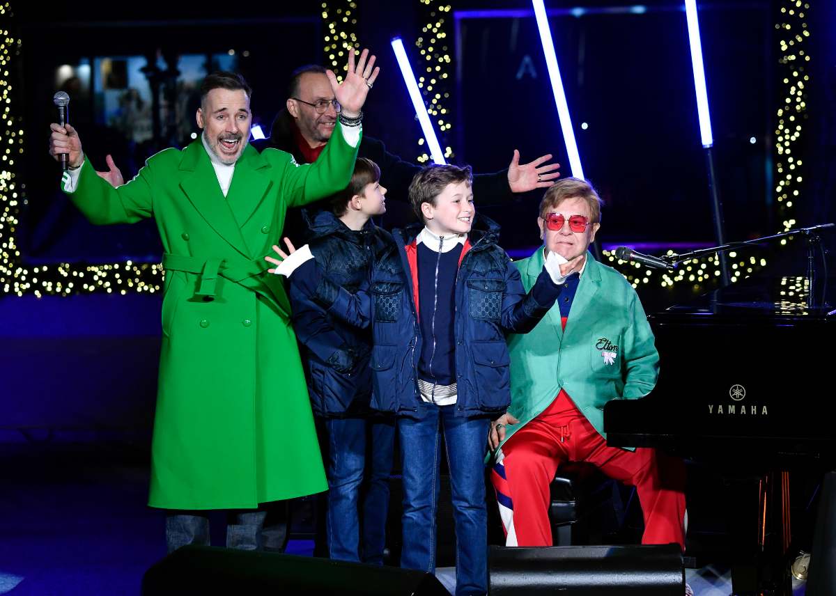 Los hijos de Elton John y David Furnish brillan en el escenario en pleno concierto
