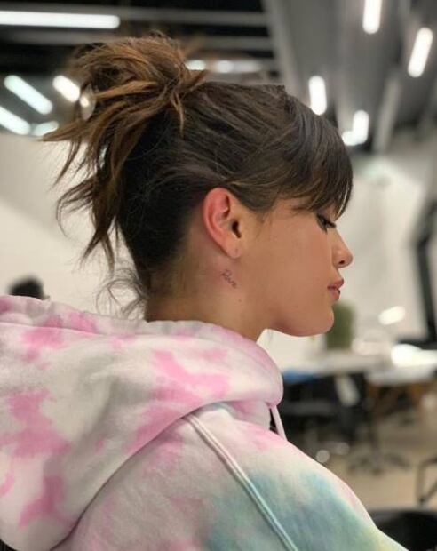 La cantante Selena Gomez festeja con nuevo tatuaje el éxito de su disco 'Rare' 