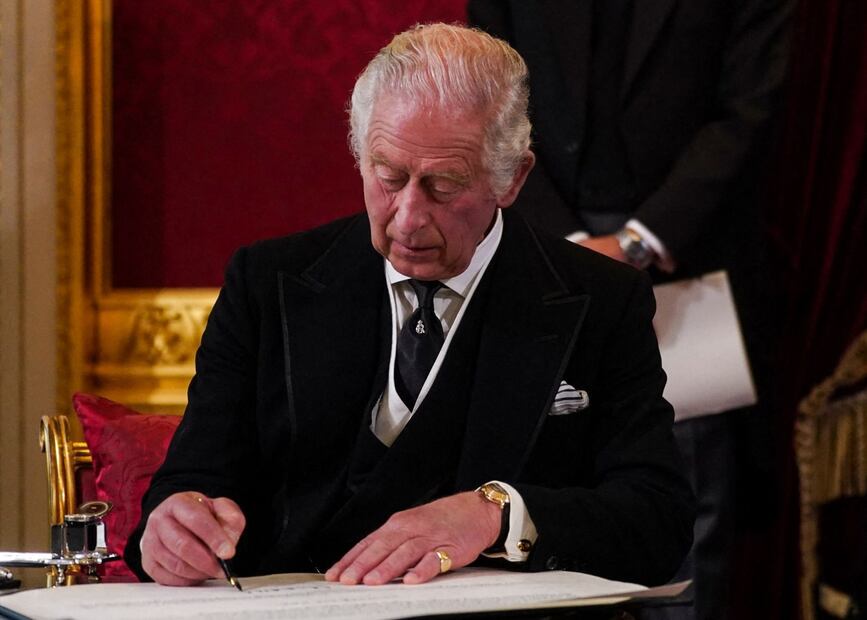 ¿Por qué el rey Carlos III tiene los dedos tan hinchados?
