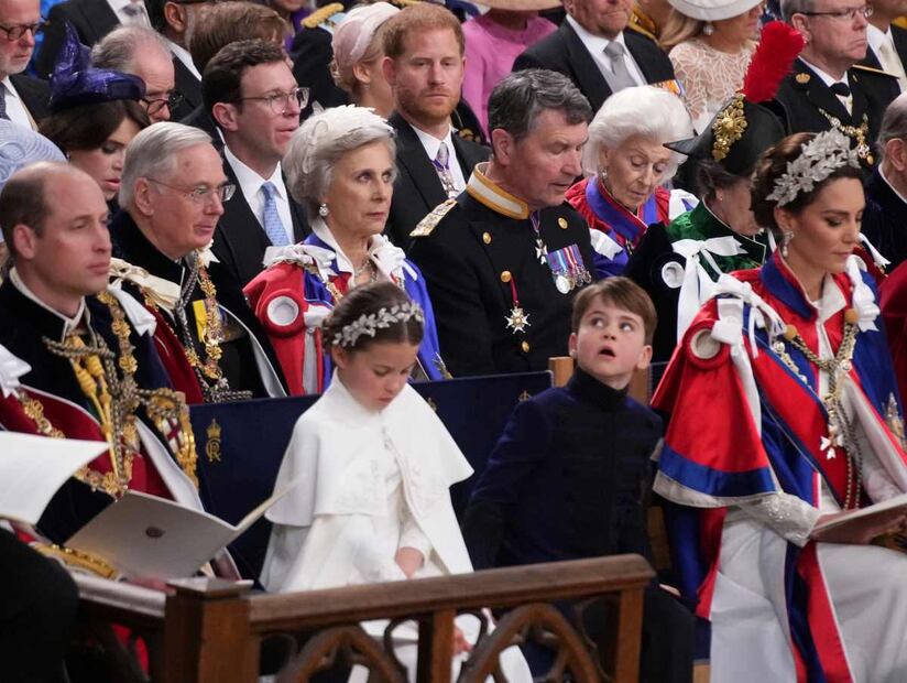 Los bostezos y más caras graciosas del príncipe Louis en la coronación de Carlos III
