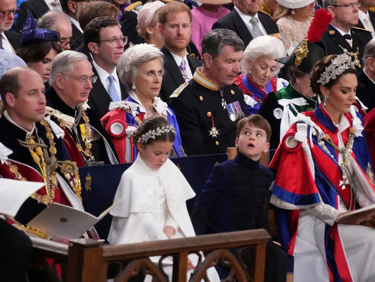 Los bostezos y más caras graciosas del príncipe Louis en la coronación de Carlos III