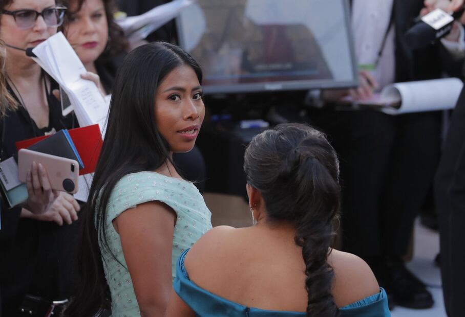 Yalitza Aparicio llega a los Oscar acompañada de su mamá 