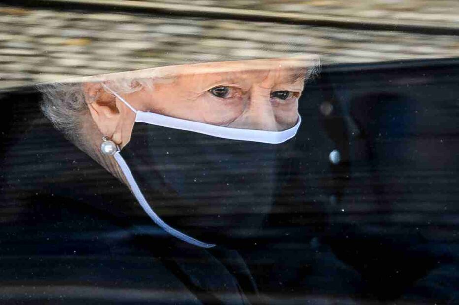 Las fotos de la reina Isabel II en el funeral de su esposo que rompen el corazón