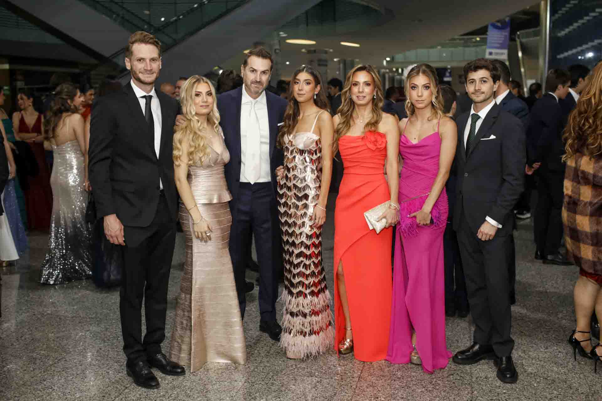 Santiago Cueto, Ana, Francisco y Paula Barona, Ana Martínez, Lorenza Barona y Rafael Simón. (Foto: Esteban Torreblanca)