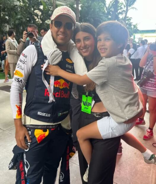 Sergio 'Checo' Pérez y Carola Martínez con Sergio Jr. / Foto: Instagram