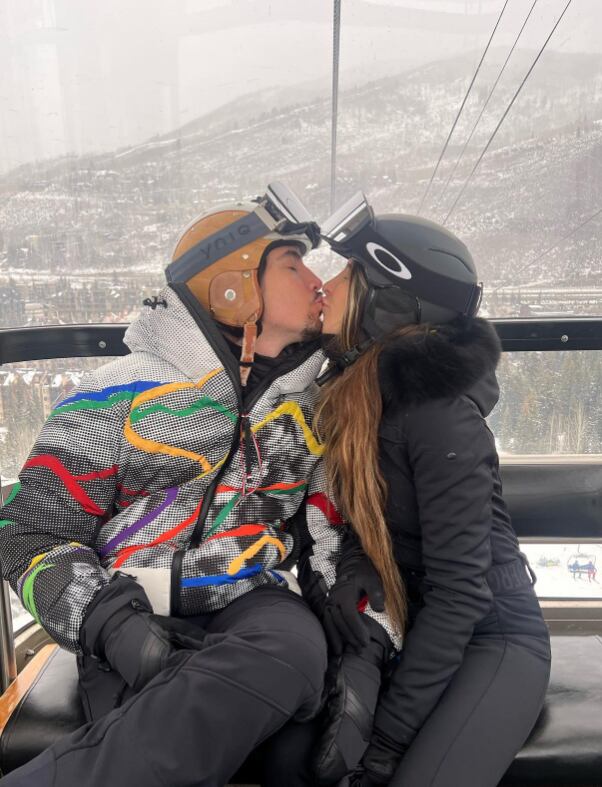 Alex Fernández y su esposa Alexia Hernández en Vail / Foto: especial @alexiah.mma