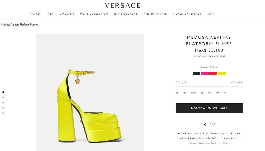 Ángela Aguilar lució las deseadas zapatillas Medusa Aevitas, de Versace, en Los Premios de la Radio