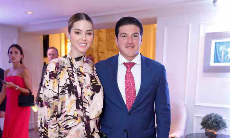 Mariana Rodríguez y Samuel García disfrutan del Ballet de Monterrey