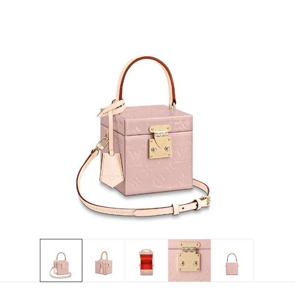 True, hija de Khloé Kardashian, en un estiloso look de tutú y bolso Louis Vuitton