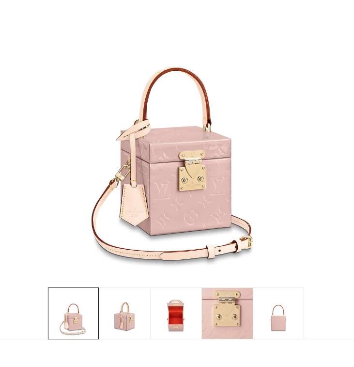 True, hija de Khloé Kardashian, en un estiloso look de tutú y bolso Louis Vuitton