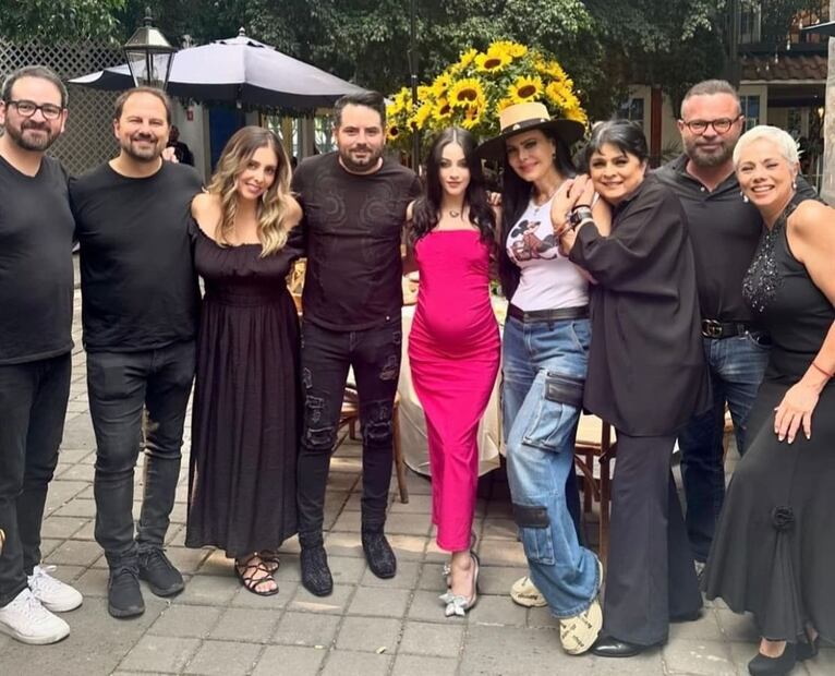José Eduardo Derbez y Paola Dalay celebran su baby shower con amigos / Instagram