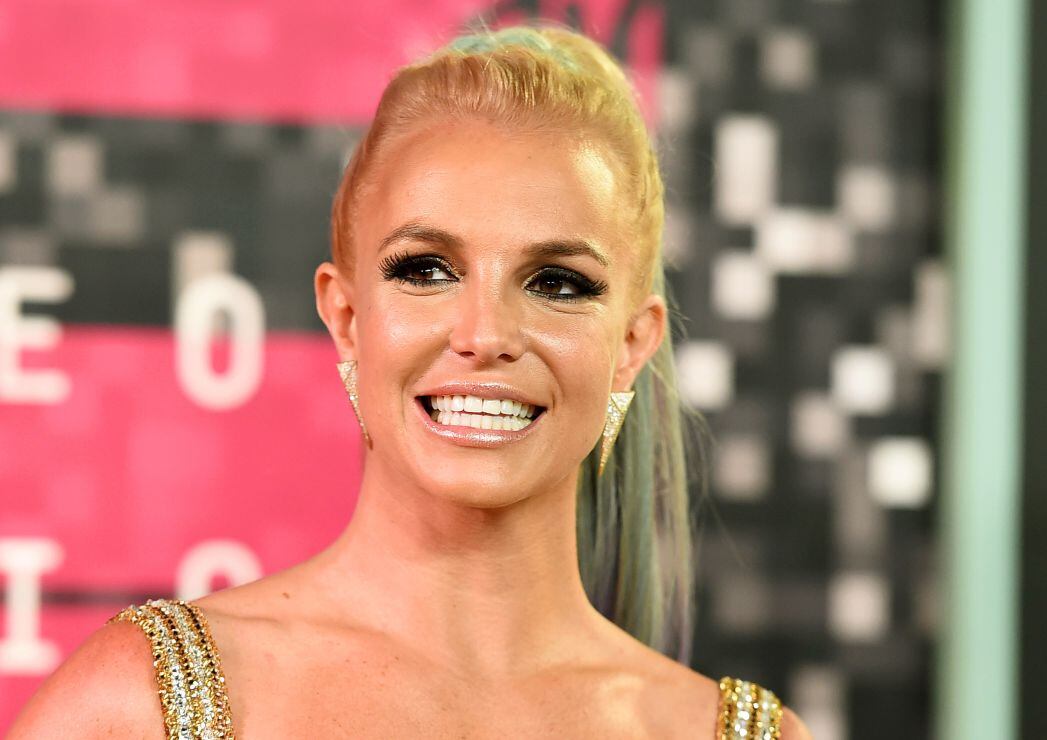 Britney Spears modela un thong bodysuit y calla a los críticos: "Kiss my..."