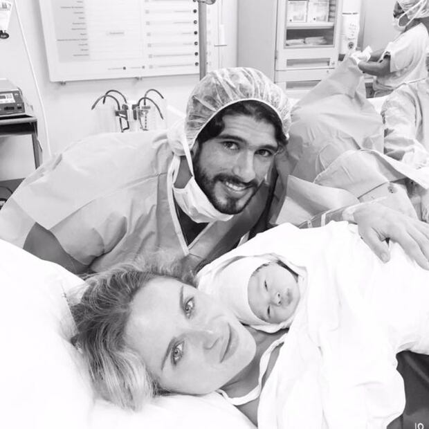 Ya nació el primer bebé de Gabriel Rojo de la Vega y Carlota Chacón 