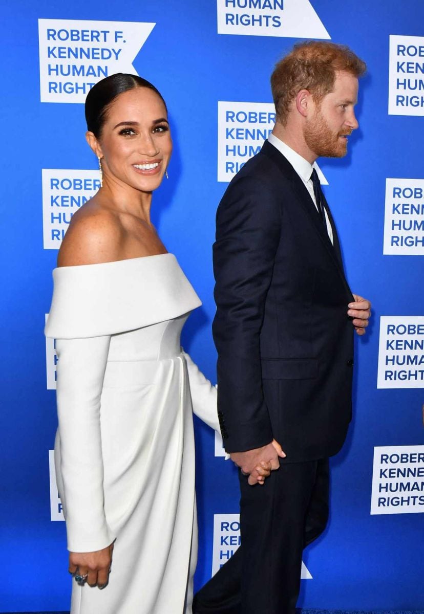 El príncipe Harry, como rockstar, evade a la prensa: "¿estás poniendo el dinero sobre tu familia?"