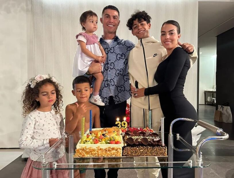 Cristiano Ronaldo con Georgina Rodríguez y sus hijos / Instagram