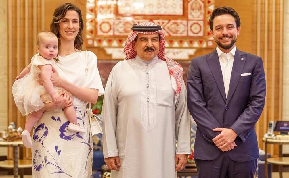 La princesa Rajwa de Jordania junto a la pequeña Iman, el rey Hamad bin Issa Al-Khalifa y el príncipe heredero Hussein de Jordania / Foto: Instagram - @theroyalfamilyjo