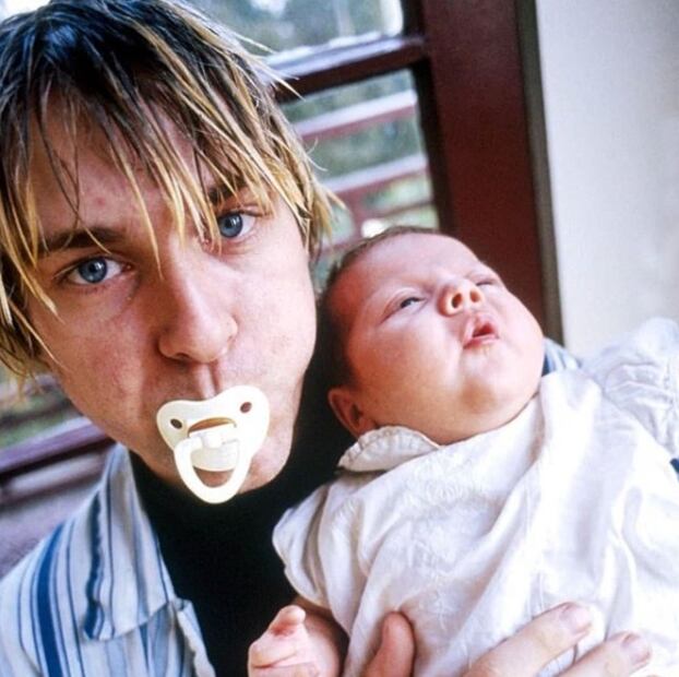 Courtney Love recuerda su aniversario de boda con Kurt Cobain con una famosa fotografía 