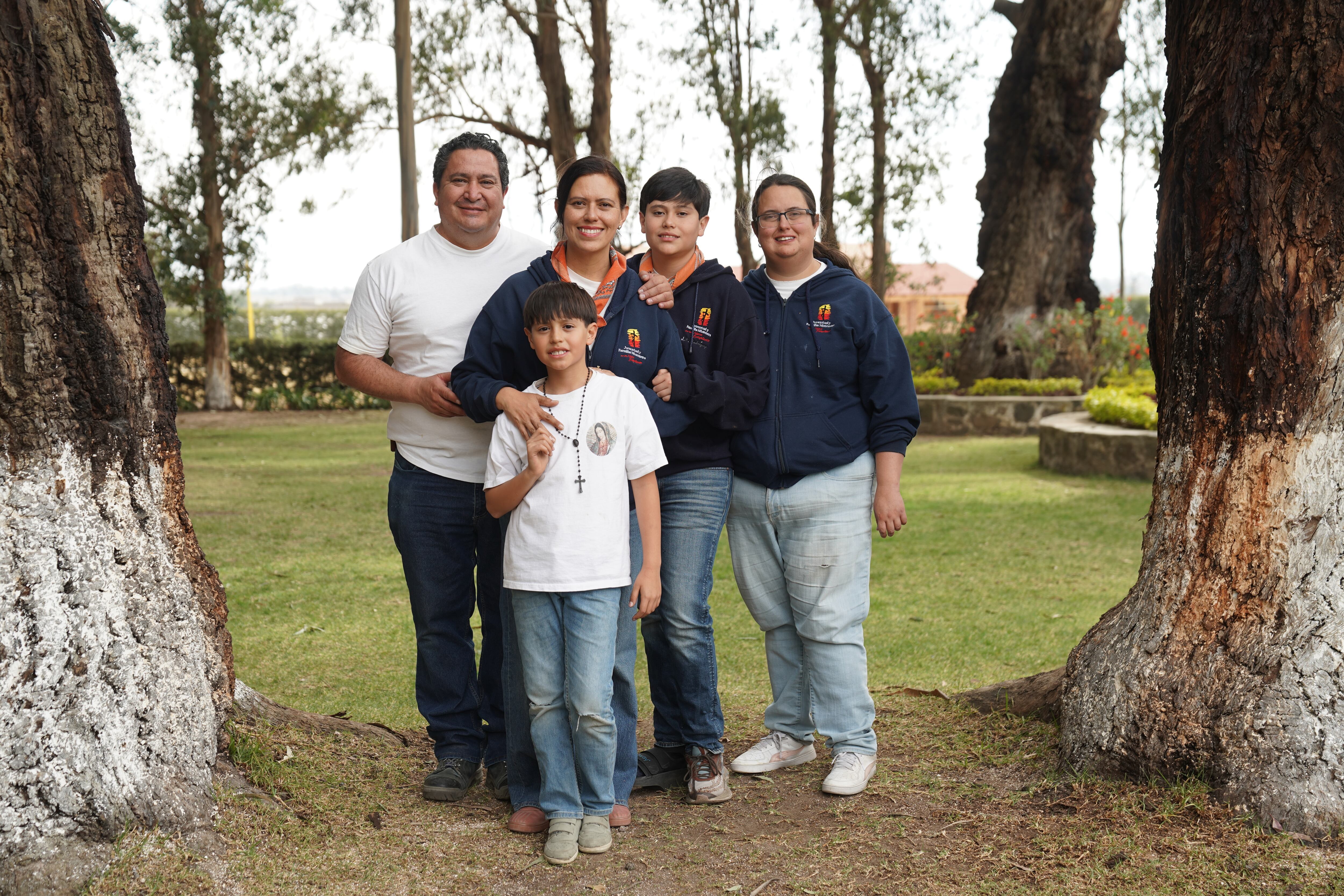 Javier y Mariano Moya con Martha Miranda, Pablo Moya y Fabiola Miranda. (Foto: Héptor Arjona)