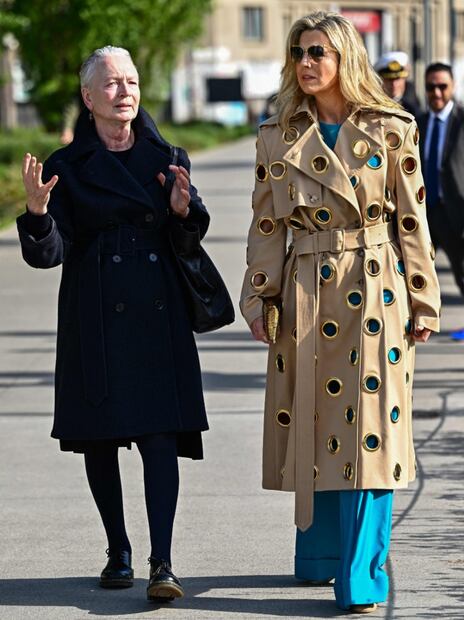 Máxima de Holanda, la reina del estilo, sorprende con una gabardina con argollas doradas