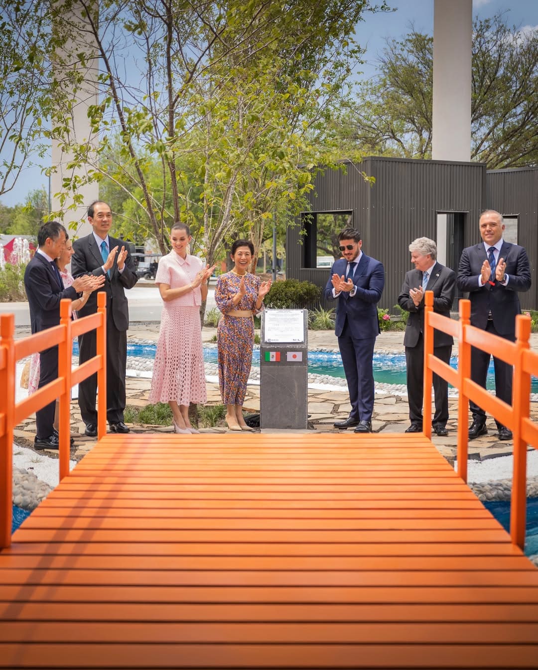 Mariana Rodríguez, princesa Hisako de Takamado y Samuel García en la inauguración del nuevo jardín japonés. (Foto: Instagram)