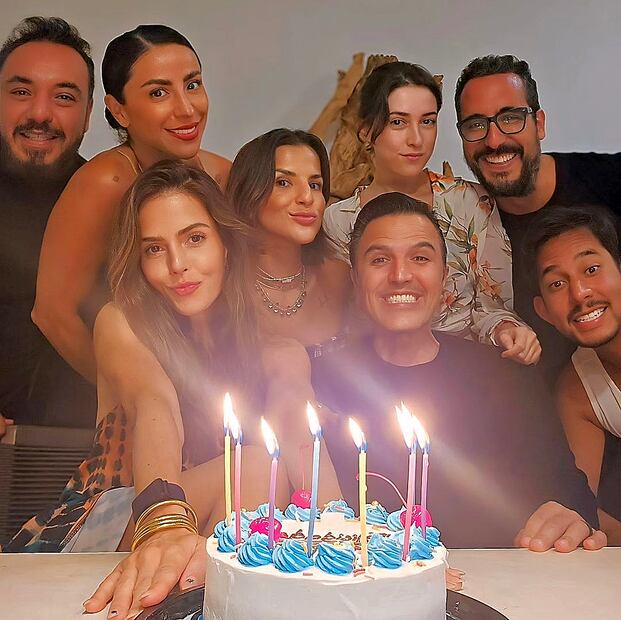 Claudia Álvarez y Billy Rovzar celebran con amigos / Foto: Instagram