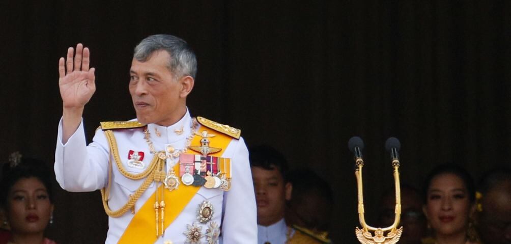 Incluyen al rey de Tailandia en la lista de los peor vestidos; luego lo eliminan