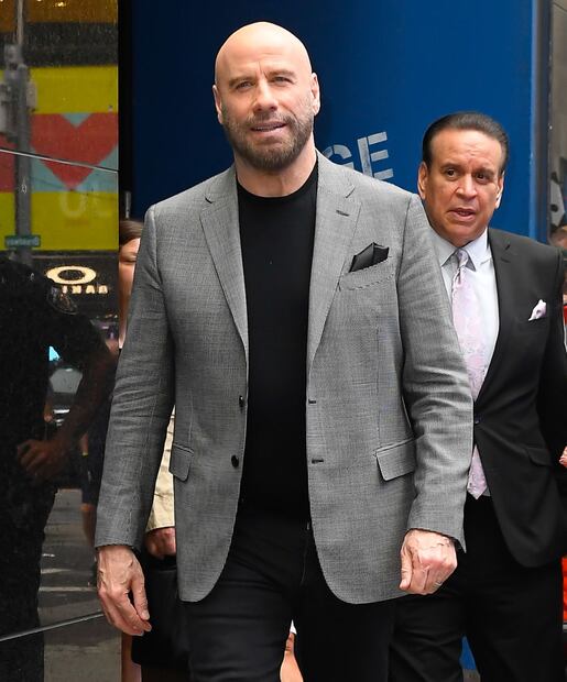John Travolta impacta con su calvicie 