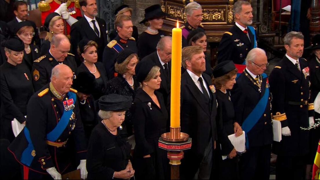 Felipe VI de España y su papá, don Juan Carlos, se reencuentran en el funeral de Isabel II
