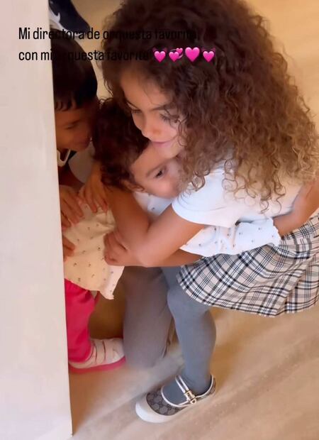 Los hijos de Georgina Rodríguez abrazando a la pequeña Bella Esmeralda / Foto: Instagram