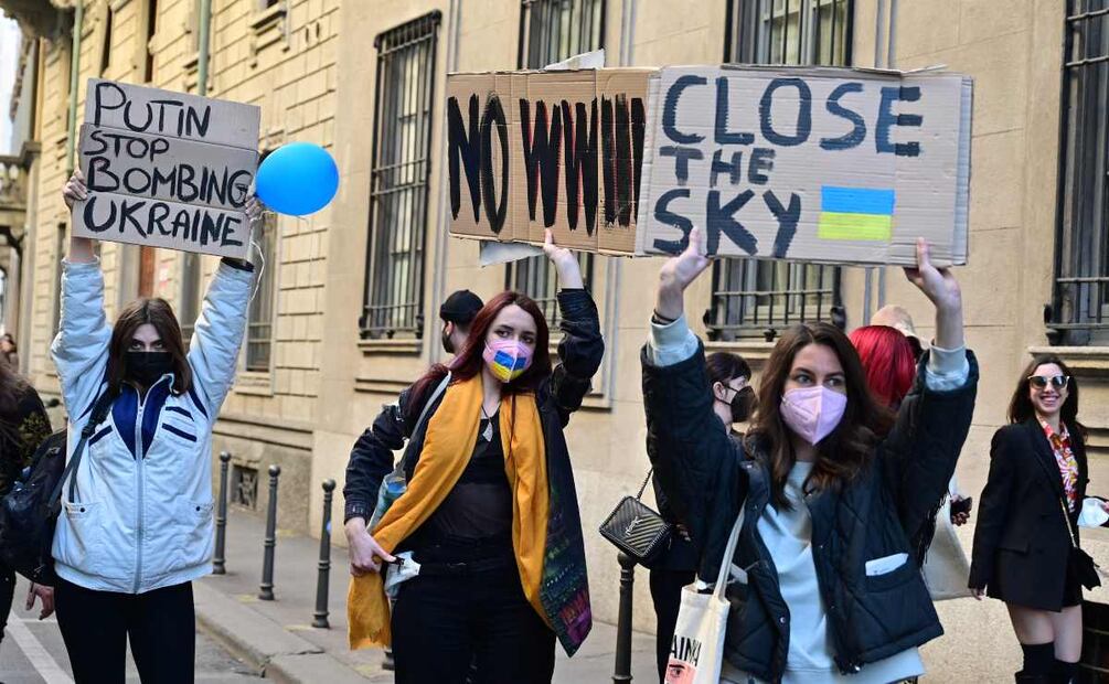 Armani se solidariza con Ucrania y realiza desfile en silencio