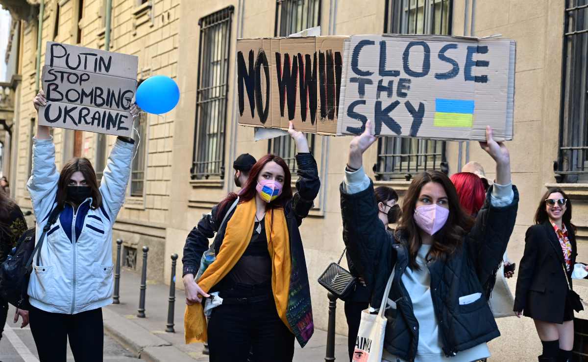 Armani se solidariza con Ucrania y realiza desfile en silencio