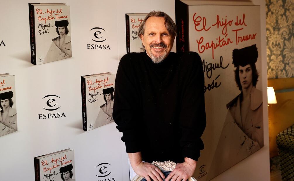 Miguel Bosé pide a los reporteros que se quiten los cubrebocas