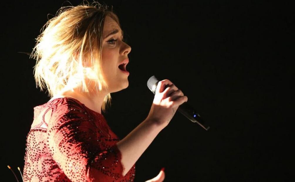 Adele presume figura en un vestido que usó hace cuatro años