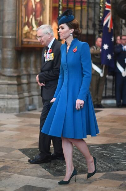 La reina Isabel da importante distinción a la duquesa de Cambridge en su aniversario de bodas