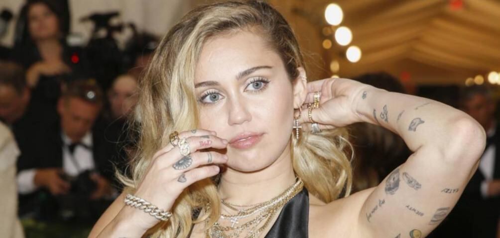 Miley Cyrus adopta perro abandonado en crisis del coronavirus