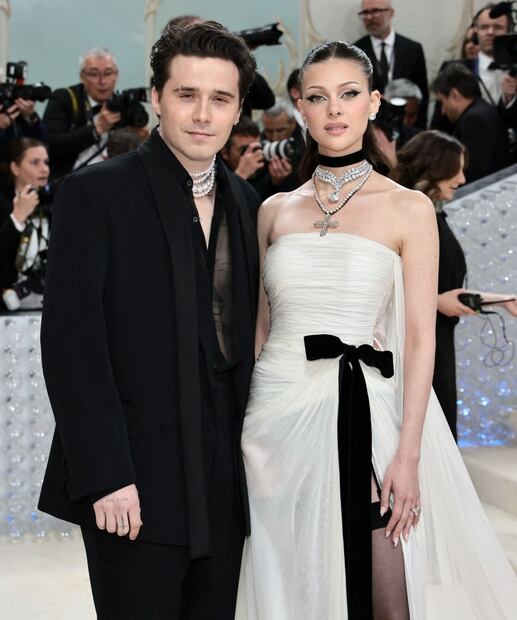 Nicola Peltz enciende a Brooklyn Beckham con su posado en medias y plataformas