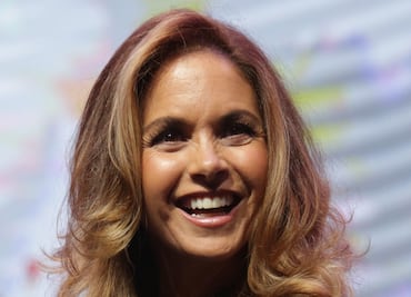 Lucero evoca su niñez con dos chonguitos tiernos y coquetos