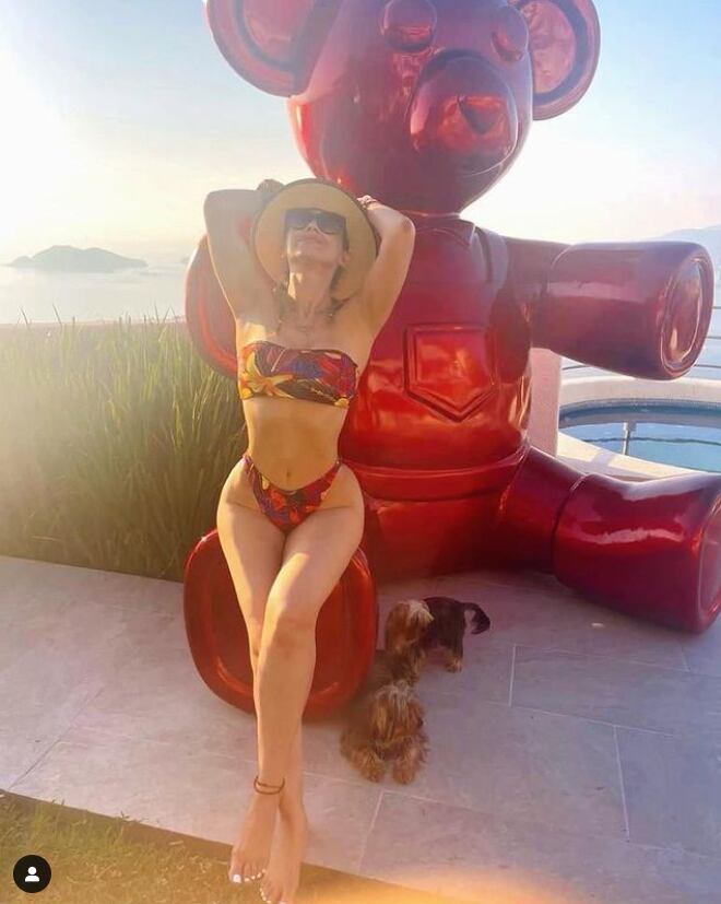 ¿Kim Kardashian o Aracely Arámbula? Celebran el Día del amor con el bikini más pequeño