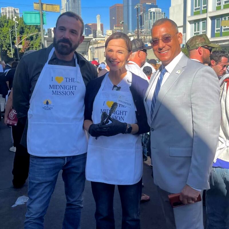 Ben Affleck junto a Jennifer Garner fueron voluntarios en Día de Acción de Gracias / Foto: Instagram