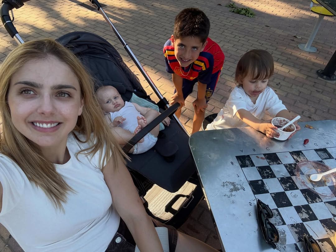 Michelle Renaud junto a sus hijos Marcelo, Milo y Milán. (Foto: Instagram)