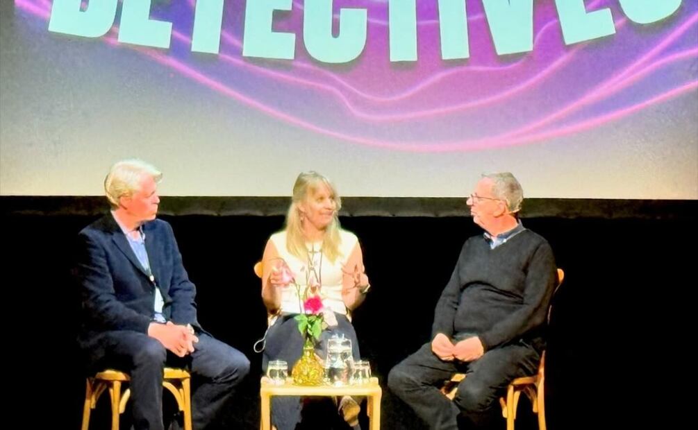 Charles Spencer (izquierda) y Cat Jarman (en medio) en el podcast The Rabbit Hole Detectives / Foto: Instagram