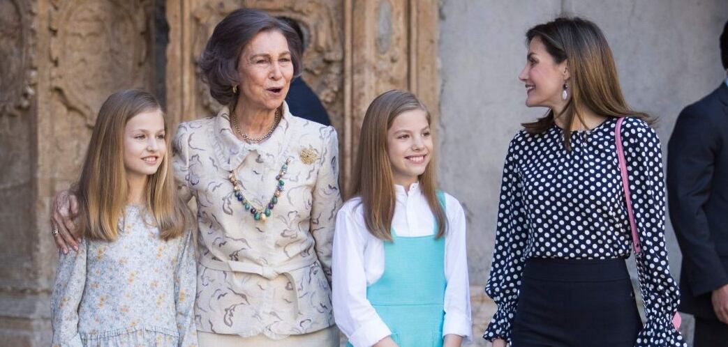 <p>La reina Letizia de España le limpió a su hija un beso de su abuela<strong>&nbsp;(Fotos: AFP y REUTERS)</strong></p>
